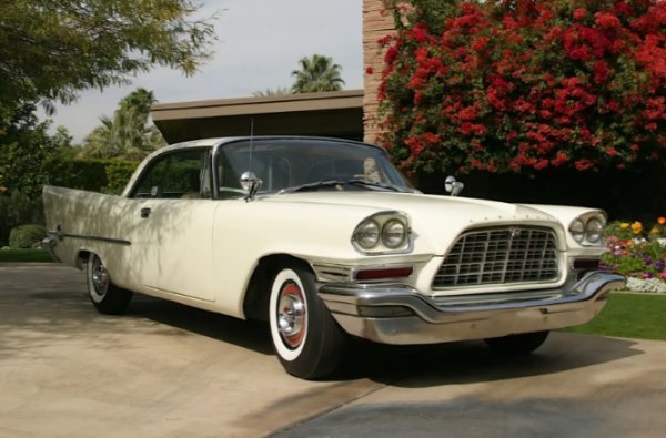 Три поколения двигатели V8 на Chrysler са известни като Hemi, въпреки че само първите две имат полусферични горивни камери, които са вдъхновили името. Най-ранният е наричан FirePower. Въпреки че е произведен едва през 50-те години на миналия век, той е използван в много модели на Chrysler, включително 300D от 58-а (на снимката), както и пикапа Dodge C-Series и Facel Vega Excellence.
Hemi намира горещ прием сред състезателите, особено онези, участващи в драг състезания. Използван е и за захранване на това, което според Книгата на рекордите на Гинес е най-силната сирена, правена някога.